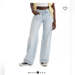 Levi's Low Loose Fit Jeans in Light Blue Size 28x32 ( 6 ) New With Tags!
